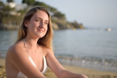 Sahilde hayal kuran mutlu bir kızın yakın görünümü