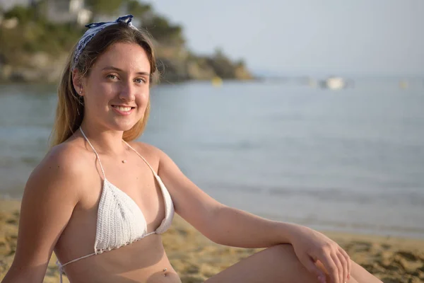 Close view of a girl looking at camera on the beach — Stock Photo, Image