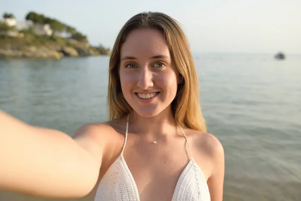 Close up retrato de uma menina feliz sorrindo e tirando selfie na praia — Fotografia de Stock