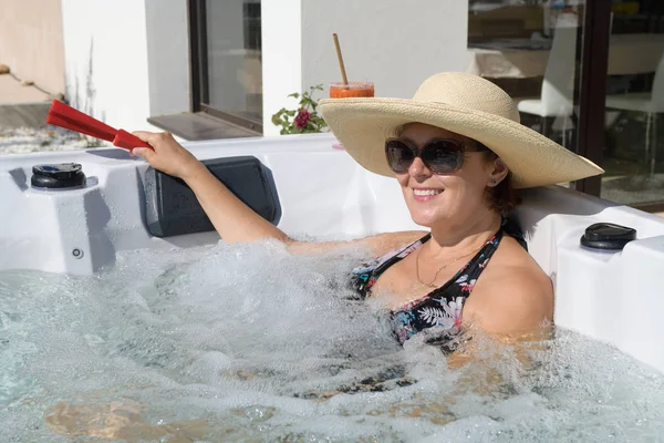 Lähikuva onnellinen nainen rentouttava porealtaassa tuuletin ja gazpacho — kuvapankkivalokuva