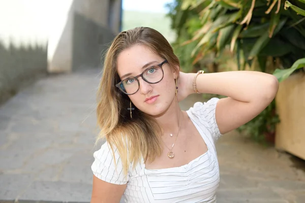 Retrato de uma menina olhando para a câmera — Fotografia de Stock