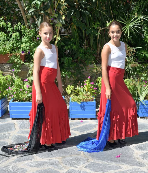 Tipik mendille kameraya bakan ilk flamenko pozisyonunda ki iki kız