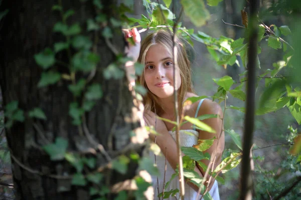 Gadis di hutan dengan gaun putih melihat ke kamera — Stok Foto