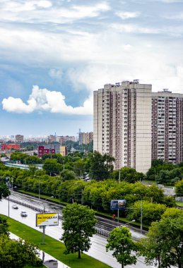 Moskova 'daki Dmirovskoe otoyolu ve Ostankino TV kulesi manzarası. Timiryazevsky Bölgesi.