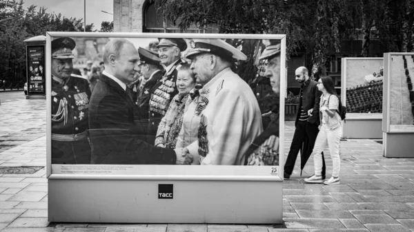 Moskova 'daki TASS binasının önündeki fotoğraf galerisinin görüntüsü.