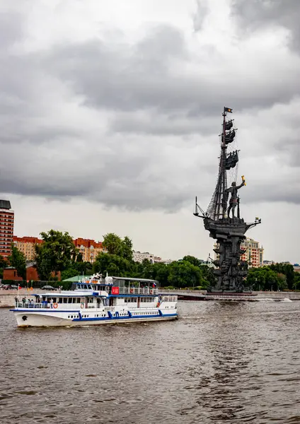 Vista Del Monumento Pedro Desde Terraplén Del Río Moscú — Foto de Stock