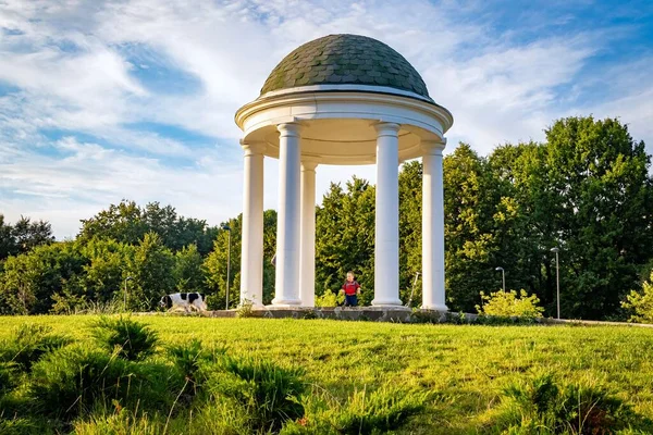 Dubki parkındaki gölet ve kubbe manzarası. Moskova 'nın Timiryazevsky ilçesi.