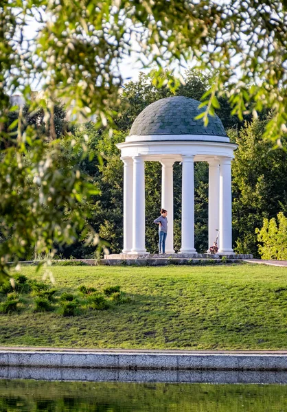 Dubki parkındaki gölet ve kubbe manzarası. Moskova 'nın Timiryazevsky ilçesi.