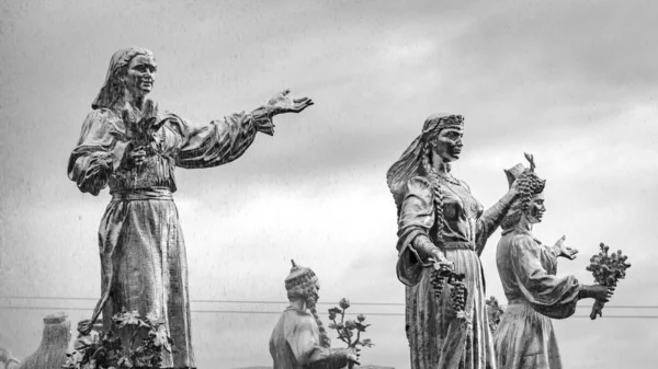 Moskova 'daki Ekonomik Başarı Sergisi' nde Halkların Dostluğu Çeşmesi 'ndeki heykeller. Ulusal Ekonomi Başarı Sergisi.