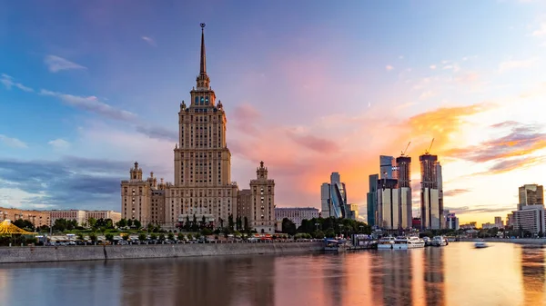 Uitzicht Het Hotel Oekraïne Vanaf Novoarbatsky Brug Bij Zonsondergang Rivier — Stockfoto