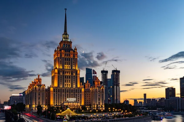 Günbatımında Novoarbatsky Köprüsü 'nden Ukrayna Oteli' nin manzarası. Moskova nehri. Gece.