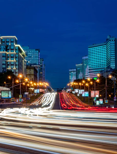 Novoarbatsky köprüsünden Arbat caddesinin gece görüşü. Moskova.