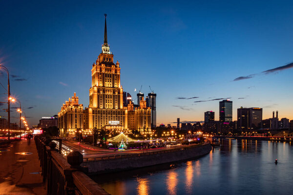 Вид на гостиницу "Украина" с Новоарбатского моста на закате. Москва. Ночь.