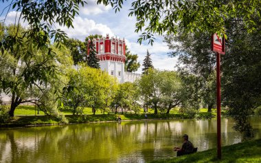 Moskova. Parktan Novodevichy Manastırı 'nın duvarları ve kiliseleri görünüyor. Novodevichya seti