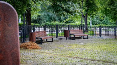 Moskova. Parktan Novodevichy Manastırı 'nın duvarları ve kiliseleri görünüyor. Novodevichya seti