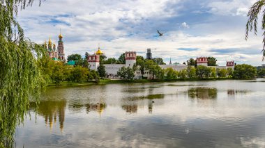 Moskova. Parktan Novodevichy Manastırı 'nın duvarları ve kiliseleri görünüyor. Novodevichya seti