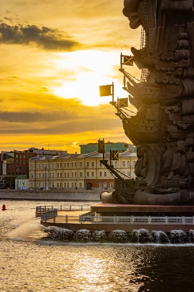 Moskova. Balchug Adası ve çevresi. Moskova nehri manzarası, anıtlar ve Krasny Oktyabr fabrikasının toprakları.