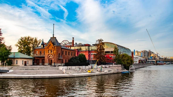 Moskova. Balchug Adası ve çevresi. Moskova nehri manzarası, anıtlar ve Krasny Oktyabr fabrikasının toprakları.