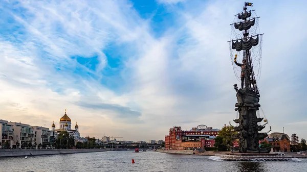 Moskova. Balchug Adası ve çevresi. Moskova nehri manzarası, anıtlar ve Krasny Oktyabr fabrikasının toprakları.