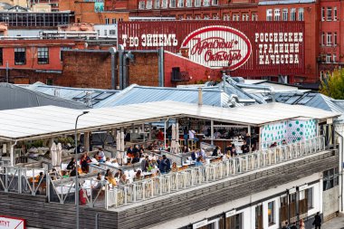 Moskova. Balchug Adası ve çevresi. Moskova nehri manzarası, anıtlar ve Krasny Oktyabr fabrikasının toprakları.