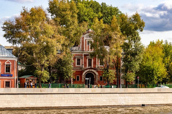 Moskova. Balchug Adası ve çevresi. Moskova nehri manzarası, anıtlar ve Krasny Oktyabr fabrikasının toprakları.