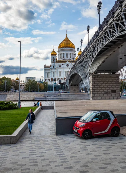 Moskova. Balchug Adası ve çevresi. Moskova nehri manzarası, anıtlar ve Krasny Oktyabr fabrikasının toprakları.