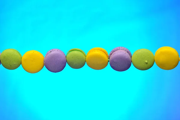 Macaroons Green Yellow Violet Background — Stock Photo, Image