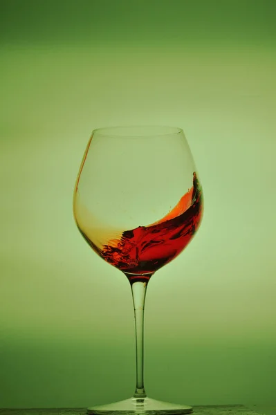 Glas Auf Dem Hintergrund Der Hintergrundbeleuchtung — Stockfoto