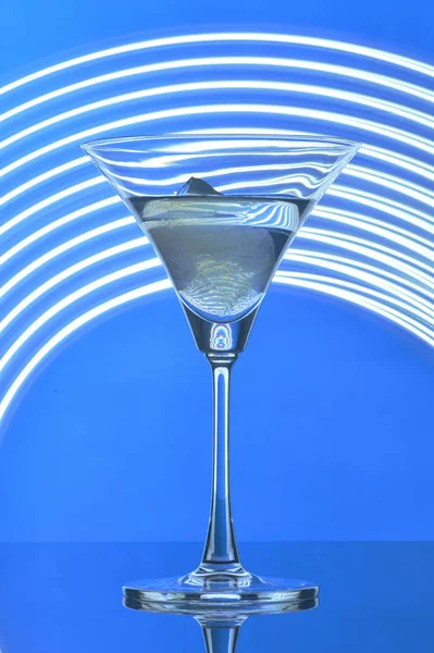 Martini Glas Auf Hintergrundbeleuchtung — Stockfoto