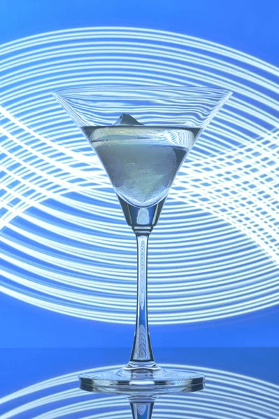 Vidrio Martini Sobre Fondo Luz Fondo —  Fotos de Stock