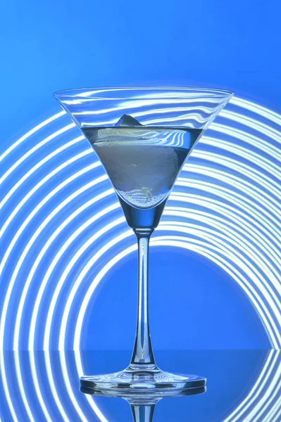 Sklenice Martini Pozadí Podsvícení — Stock fotografie
