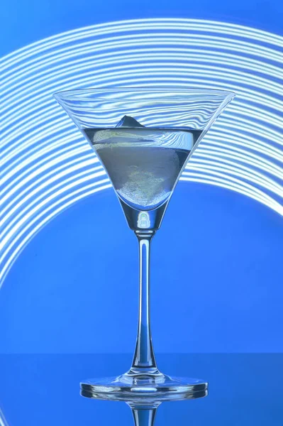 Verre Martini Sur Fond Rétroéclairage — Photo
