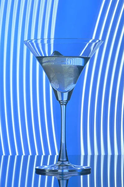 Martini Glas Auf Hintergrundbeleuchtung — Stockfoto