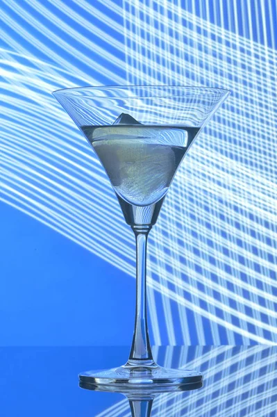 Martini Glas Auf Hintergrundbeleuchtung — Stockfoto