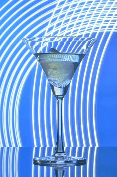 バックライトの背景にマティーニガラス — ストック写真
