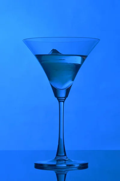 Verre Martini Sur Fond Rétroéclairage — Photo