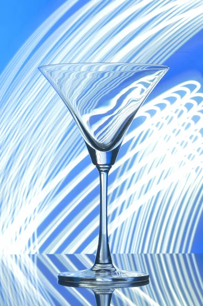 Martini Glas Auf Hintergrundbeleuchtung — Stockfoto