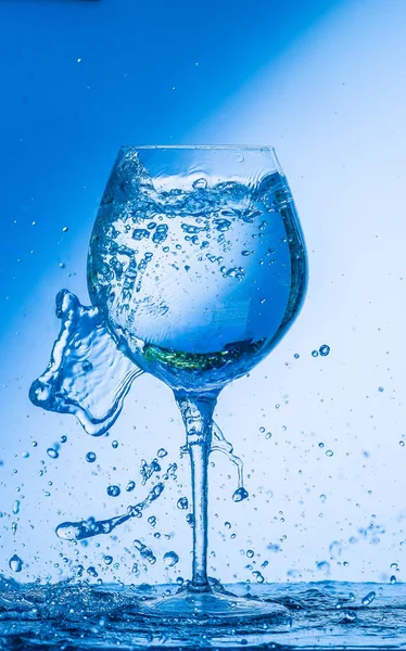 Vidrio Vino Bebida Agua Alcohol Vino Azul Aislado Vacío Blanco —  Fotos de Stock