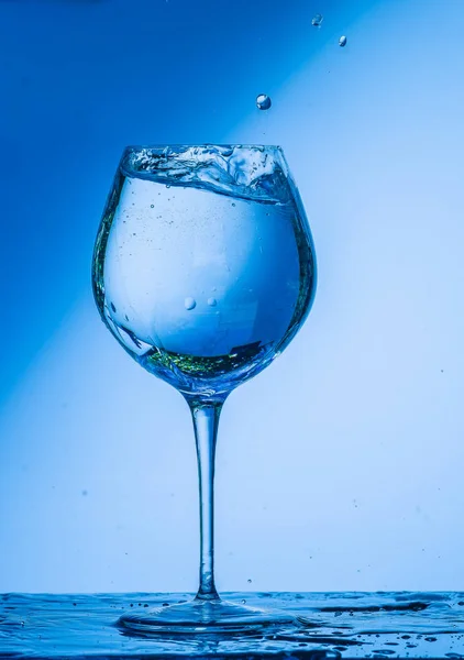 Vidrio Vino Bebida Agua Alcohol Vino Azul Aislado Vacío Blanco —  Fotos de Stock