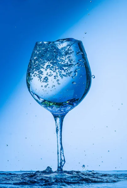 Vidrio Vino Bebida Agua Alcohol Vino Azul Aislado Vacío Blanco — Foto de Stock