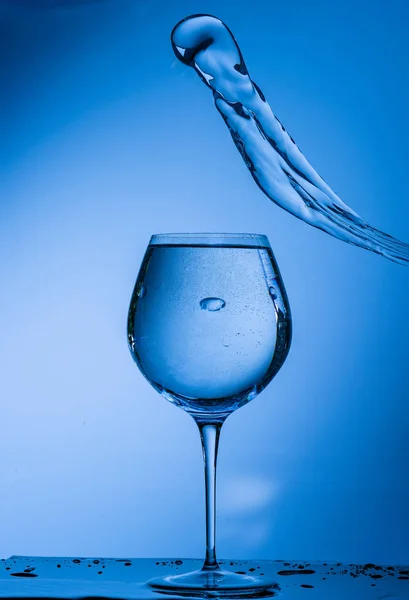 Agua Vaso Bebida Salpicadura Líquido Verter Azul Aislado Gota Blanco —  Fotos de Stock