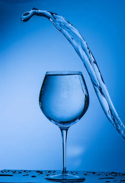 Wasser Glas Getränk Spritzer Flüssigkeit Gießen Blau Isoliert Tropfen Weiß — Stockfoto