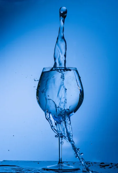 Agua Vaso Bebida Salpicadura Líquido Verter Azul Aislado Gota Blanco — Foto de Stock