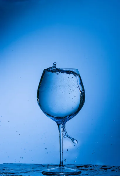 Agua Vaso Bebida Salpicadura Líquido Verter Azul Aislado Gota Blanco — Foto de Stock