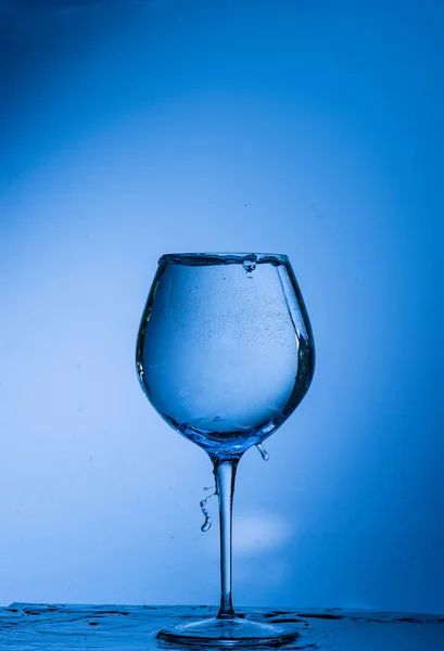 Agua Vaso Bebida Salpicadura Líquido Verter Azul Aislado Gota Blanco — Foto de Stock