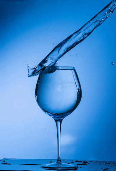 Agua Vaso Bebida Salpicadura Líquido Verter Azul Aislado Gota Blanco —  Fotos de Stock