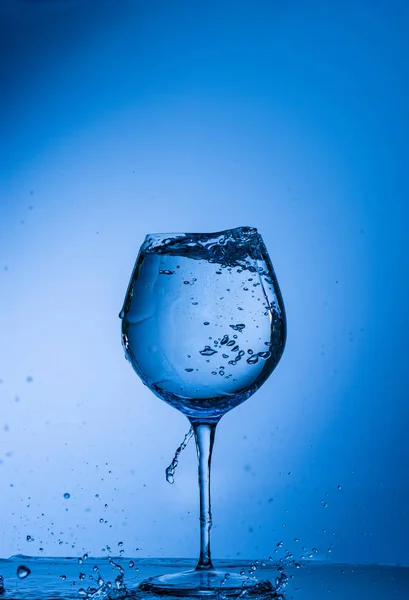 Вода Стекло Напиток Всплеск Жидкость Наливание Синий Изолированный Капельный Белый — стоковое фото