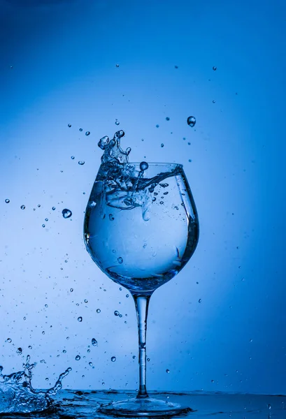 Agua Vaso Bebida Salpicadura Líquido Verter Azul Aislado Gota Blanco — Foto de Stock