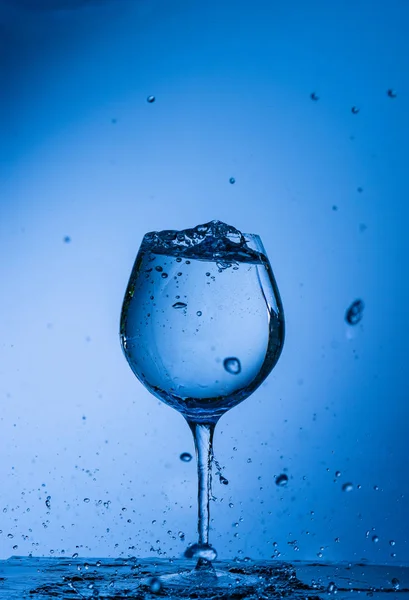 Eau Verre Boisson Éclaboussure Liquide Verser Bleu Isolé Goutte Blanc — Photo