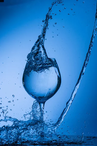 Eau Verre Boisson Éclaboussure Liquide Verser Bleu Isolé Goutte Blanc — Photo